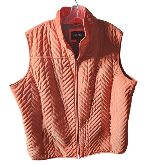 Avenue Quilted Coral Womens Vest Size 26/28 With Zipper Pockets & Chevron Patter - Picture 1 of 4